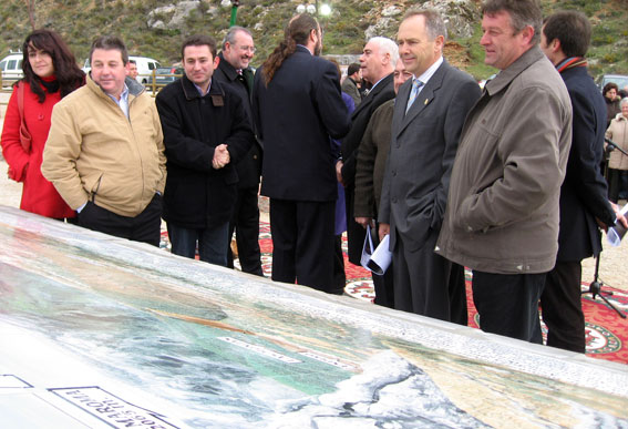  Alcaldes de la Comarca de Alhama viendo las instalaciones 