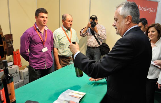  José Antonio Griñán se interesa por el vino alhameño Aranzada 