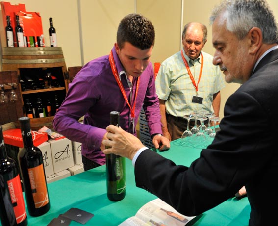  David Fernández Pinos (David Moyano) le informa sobre nuestro vino 