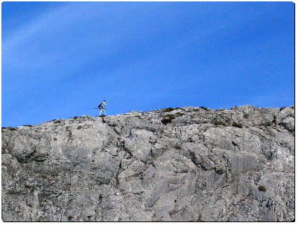 Senderista coronando la Sierra Tejeda