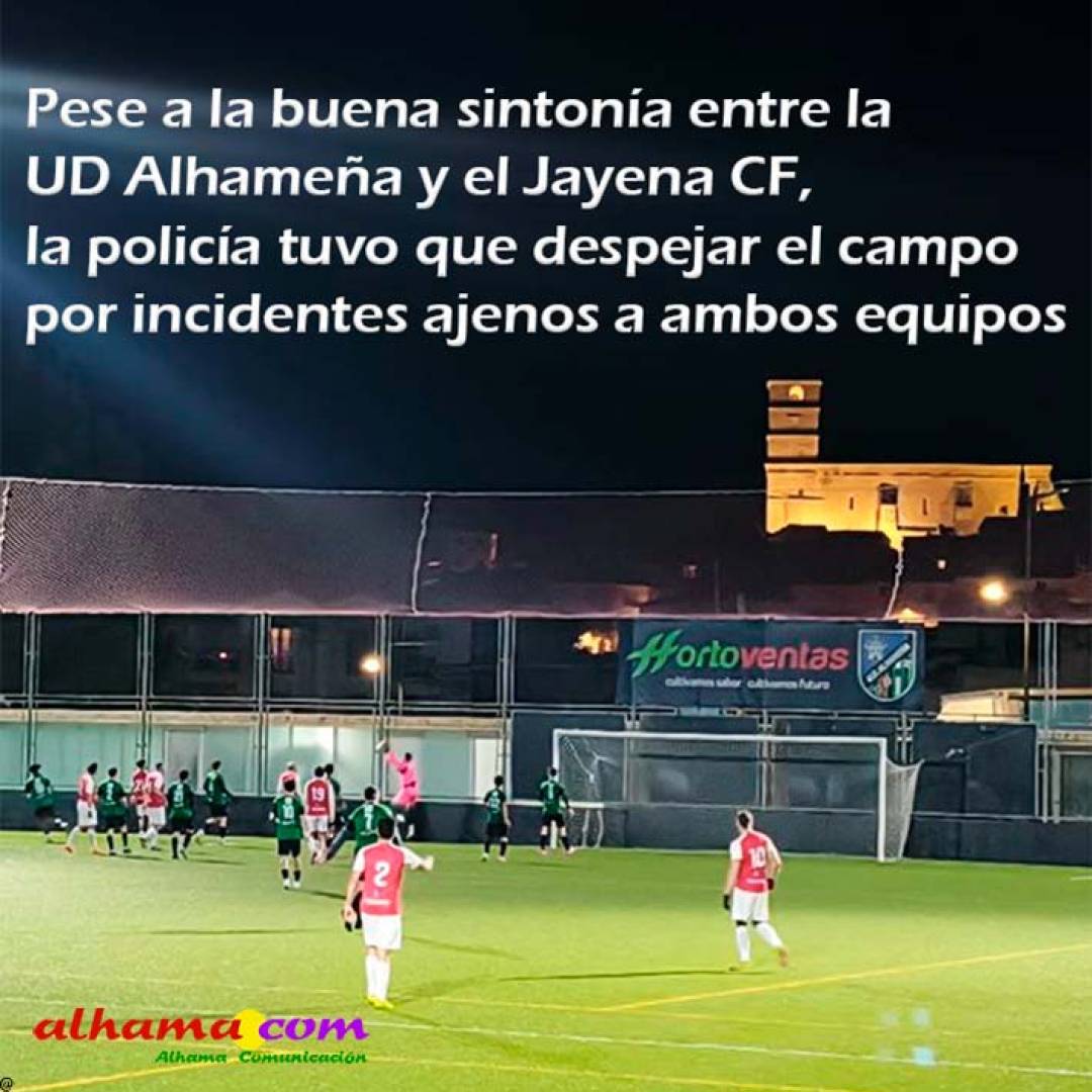 Pese a la buena sintonía entre la UD Alhameña y el Jayena CF, la policía tuvo que despejar el campo por incidentes ajenos a ambos equipos