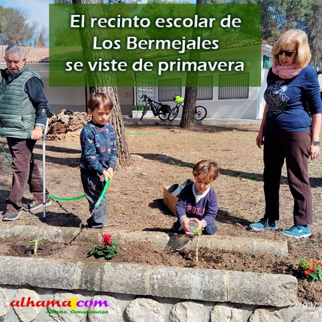 El recinto escolar de Los Bermejales se viste de primavera